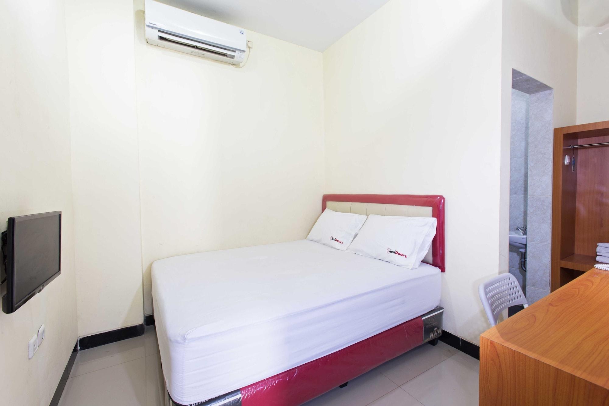 Reddoorz Plus @ Jalan Pemuda Jakarta Ngoại thất bức ảnh