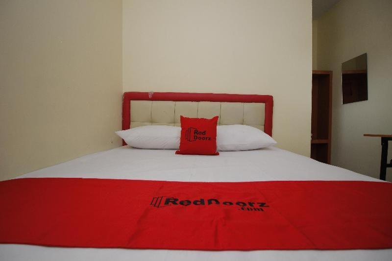 Reddoorz Plus @ Jalan Pemuda Jakarta Phòng bức ảnh