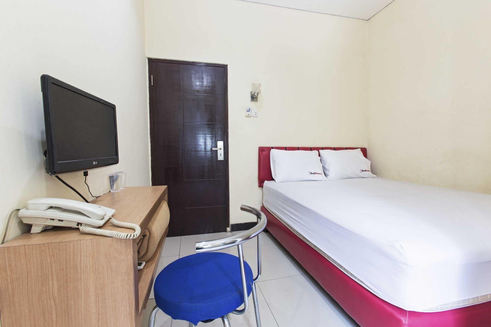 Reddoorz Plus @ Jalan Pemuda Jakarta Ngoại thất bức ảnh