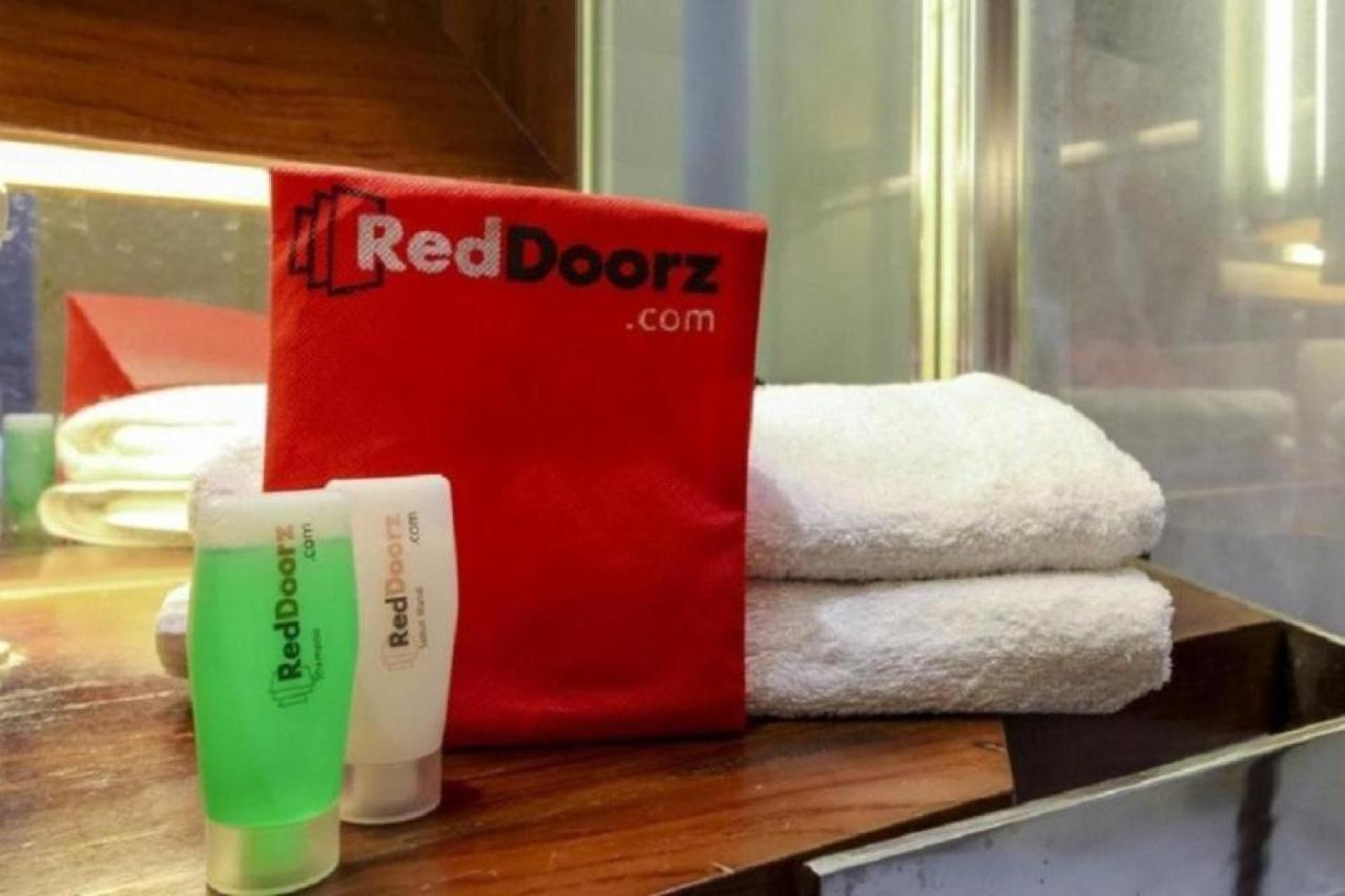 Reddoorz Plus @ Jalan Pemuda Jakarta Ngoại thất bức ảnh